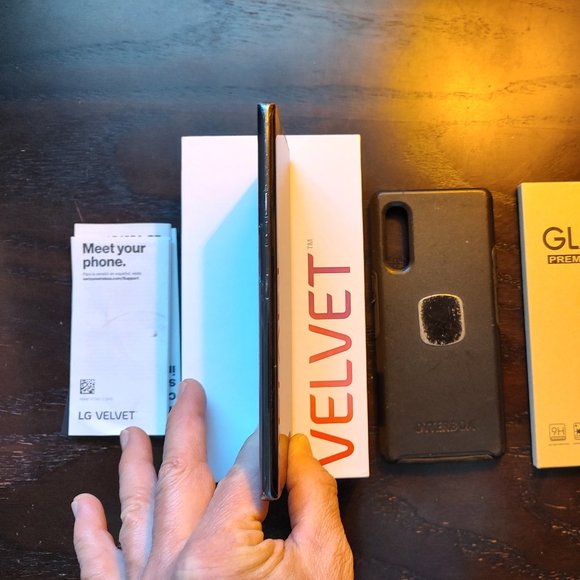 LG Vlevet Cell Phone 5G - Picture 2 of 6